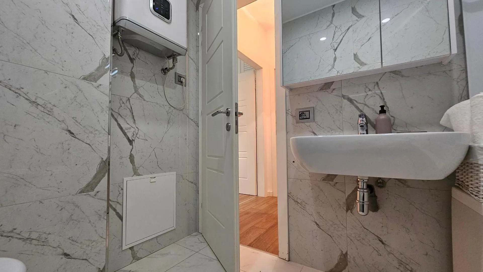 Luxury 2 Bdr Apartment Bathtub & Lake View ティラナ