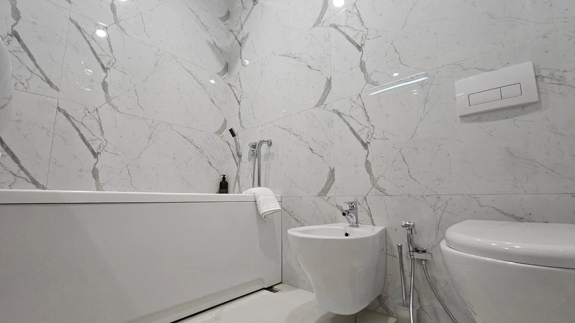 Luxury 2 Bdr Apartment Bathtub & Lake View ティラナ 0*,  アルバニア